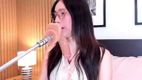 Snapshot of doll_bella_ chatting on July 8, 2026, 7:51 pm Bella online show from July 8, 2026, 7:51 pm