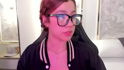 Snapshot of doll_eyeess_ chatting on September 24, 2025, 2:37 am D online show from September 24, 2025, 2:37 am