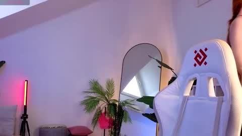 Your doll Lesli online show from November 21, 2025, 8:35 am