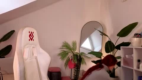 Your doll Lesli online show from December 18, 2025, 9:48 am