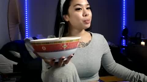 Snapshot of dolllface chatting on December 27, 2024, 1:43 am DOLLLFACE online show from December 27, 2024, 1:43 am