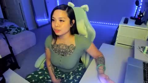 Snapshot of dolllface chatting on November 21, 2025, 6:12 am DOLLLFACE online show from November 21, 2025, 6:12 am