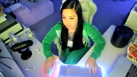 Snapshot of dolllface chatting on December 16, 2025, 6:18 am DOLLLFACE online show from December 16, 2025, 6:18 am