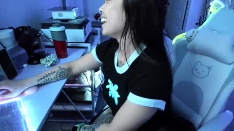 DOLLLFACE online show from April 9, 2026, 6:19 am