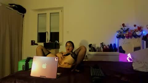 dolly2425 online show from April 8, 2026, 9:48 pm