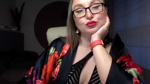DOM MUMMY online show from October 17, 2025, 5:32 am
