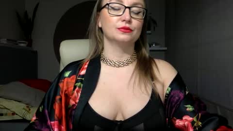 DOM MUMMY online show from October 22, 2025, 5:41 am