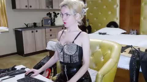 domcaprisse online show from February 11, 2025, 11:10 am