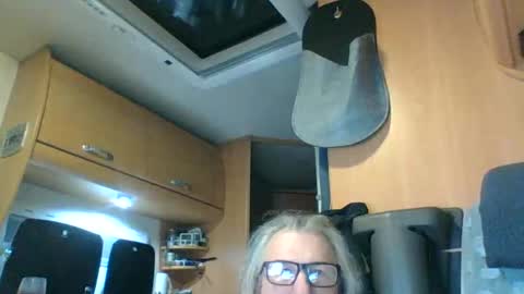 Snapshot of domiande chatting on February 9, 2026, 9:52 pm domiande online show from February 9, 2026, 9:52 pm