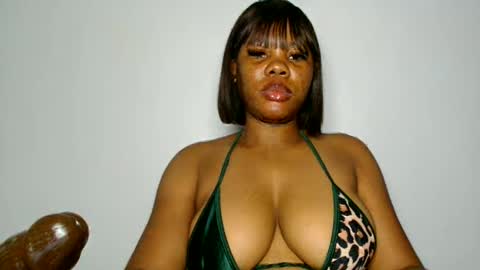 Snapshot of domina_veloura27 chatting on June 11, 2026, 7:06 am laura online show from June 11, 2026, 7:06 am