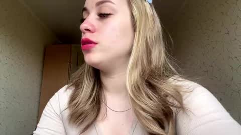 Mia online show from April 20, 2026, 8:06 am