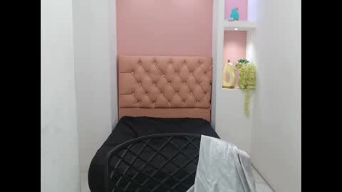 Snapshot of dona_tella chatting on September 12, 2025, 8:42 pm dona_tella online show from September 12, 2025, 8:42 pm