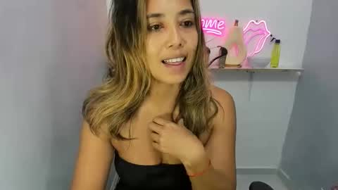 dona_tella online show from May 24, 2026, 11:26 am