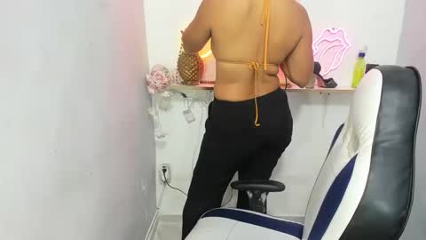 dona_tella online show from May 26, 2026, 10:44 am
