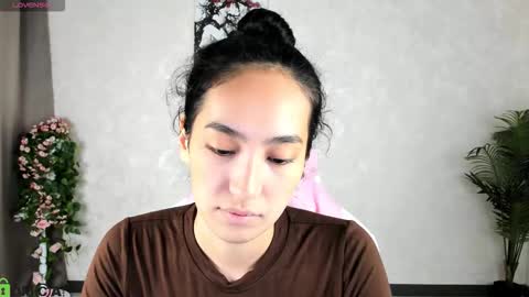 Aura online show from November 3, 2025, 3:52 am