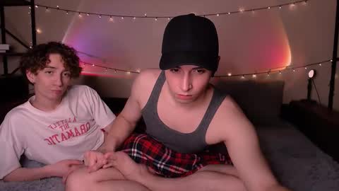 Snapshot of dontknowloool chatting on December 19, 2025, 9:33 pm EliotKenny online show from December 19, 2025, 9:33 pm