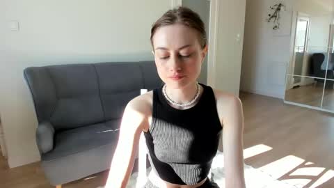 dormineaa online show from April 29, 2026, 6:06 am