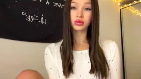 MOLLYYYY dont forget to give me a thumb up online show from November 1, 2025, 6:04 am