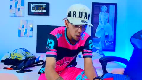 douglas_gallegos online show from November 21, 2025, 2:10 am