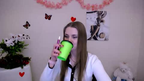 Snapshot of dream_mari chatting on February 17, 2026, 11:40 am Mari online show from February 17, 2026, 11:40 am