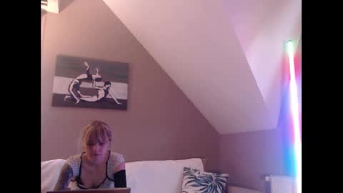 A girl online show from December 2, 2024, 7:47 am