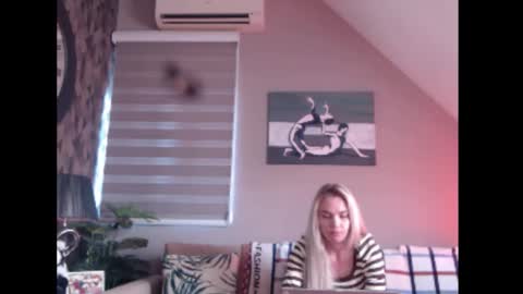 A girl online show from November 28, 2025, 8:06 am