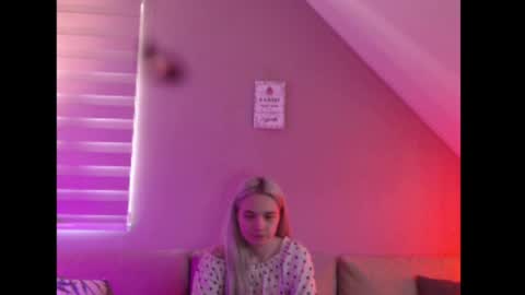 A girl online show from April 22, 2026, 7:33 am