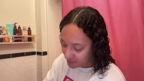 RIRI OR DREAMY online show from January 1, 2025, 5:22 pm