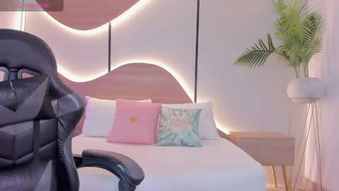 D U L C E online show from April 23, 2026, 2:13 am