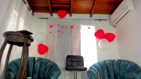 Dulce Y Jhoselin online show from February 13, 2026, 9:00 pm