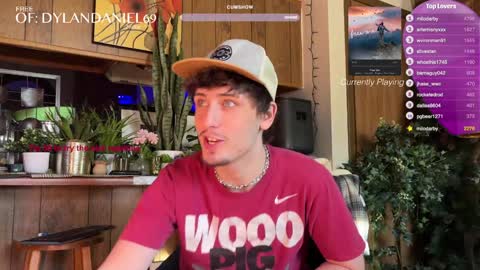 Snapshot of dylandaniel69 chatting on December 2, 2024, 8:33 pm Dylan Daniel 7.8 online show from December 2, 2024, 8:33 pm