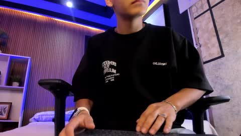 Snapshot of dylanroyce_ chatting on April 7, 2026, 12:16 pm dylanroyce_ online show from April 7, 2026, 12:16 pm