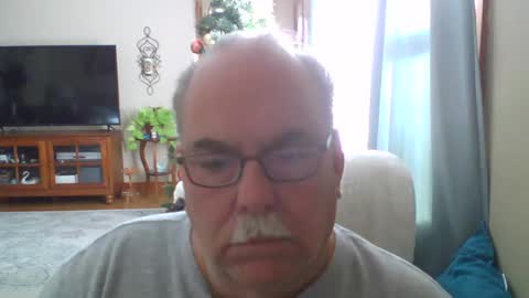 Snapshot of earl52 chatting on December 3, 2024, 6:06 pm earl52 online show from December 3, 2024, 6:06 pm