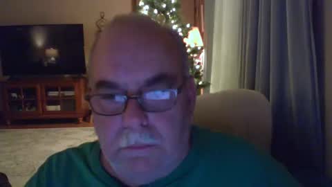Snapshot of earl52 chatting on December 19, 2024, 12:02 am earl52 online show from December 19, 2024, 12:02 am