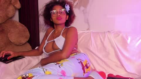 Snapshot of ebony_beautifull chatting on February 5, 2025, 4:59 am Luci online show from February 5, 2025, 4:59 am
