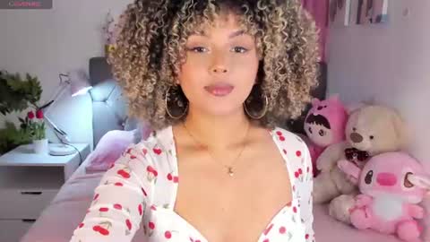 Snapshot of ebony_curly2 chatting on July 1, 2026, 7:57 pm isa online show from July 1, 2026, 7:57 pm