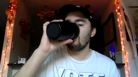 Snapshot of edmundfitz75 chatting on October 22, 2025, 9:03 pm EddieFitz75 online show from October 22, 2025, 9:03 pm