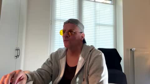 Snapshot of eichelhorn chatting on October 27, 2025, 12:20 pm eichelhorn online show from October 27, 2025, 12:20 pm