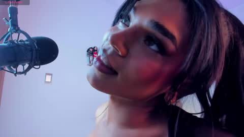 Eiimy ray  online show from April 7, 2026, 4:07 pm