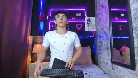 Snapshot of elangiraldo chatting on August 9, 2026, 10:15 pm Elan Giralon online show from August 9, 2026, 10:15 pm