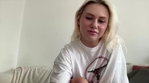 elaraluxxxe online show from September 18, 2025, 11:01 am