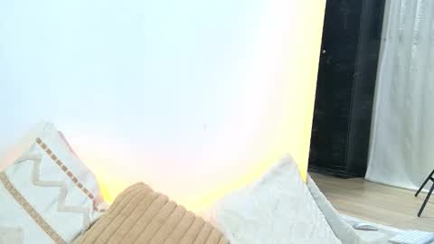 Snapshot of elaravennori chatting on January 17, 2026, 1:32 am elaravennori online show from January 17, 2026, 1:32 am