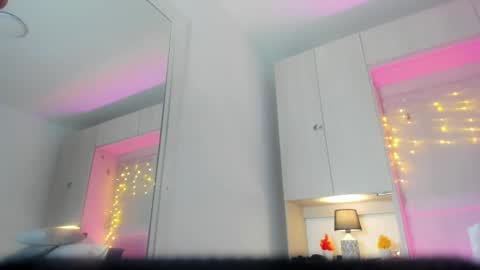 Snapshot of elarey_ chatting on May 1, 2026, 12:21 pm elarey_ online show from May 1, 2026, 12:21 pm