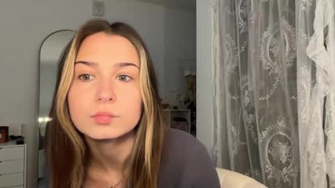 Elena online show from June 3, 2026, 3:50 pm