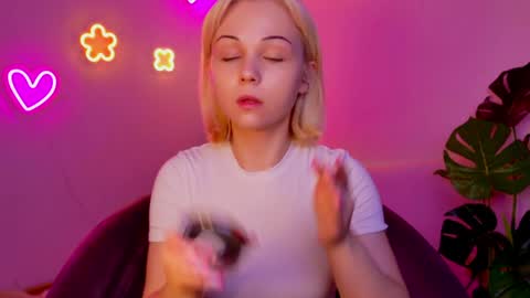 Snapshot of elenamonroe_ chatting on April 8, 2026, 3:28 am elenamonroe_ online show from April 8, 2026, 3:28 am