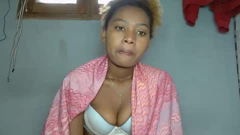 elia011 online show from February 5, 2025, 6:46 am