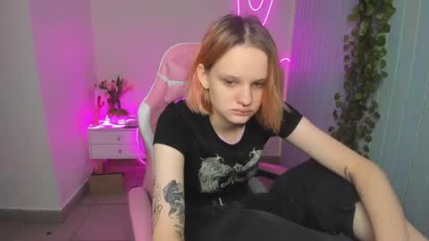 elieiza_xo online show from October 19, 2025, 9:21 am