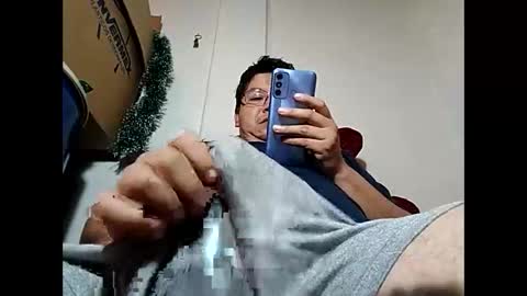 Snapshot of elimposstor chatting on January 6, 2025, 2:36 pm elimposstor online show from January 6, 2025, 2:36 pm