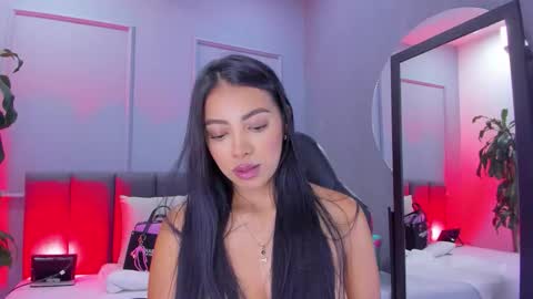 Elisa online show from December 4, 2025, 8:28 pm