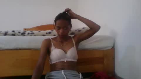 Snapshot of elisacich chatting on February 23, 2026, 10:01 am elisacich online show from February 23, 2026, 10:01 am